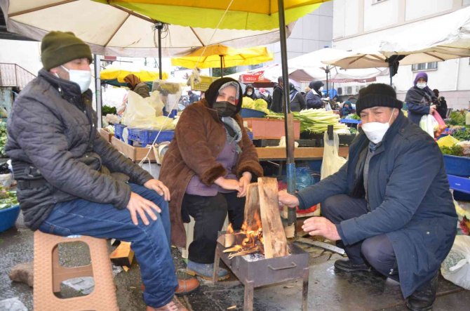 Pazar esnafının ’soğuk’ mesaisi