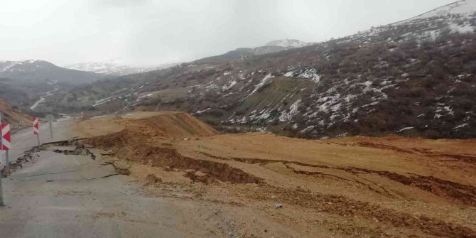 Yağış nedeniyle yol çöktü