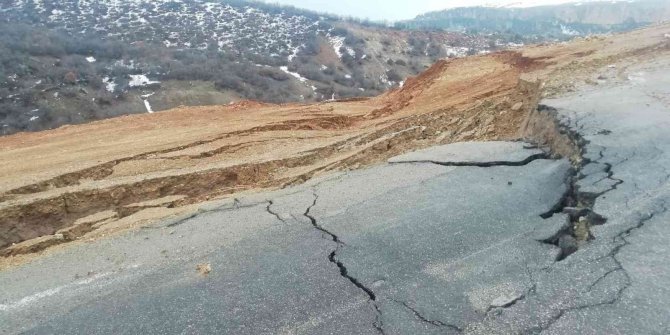 Yağış nedeniyle yol çöktü