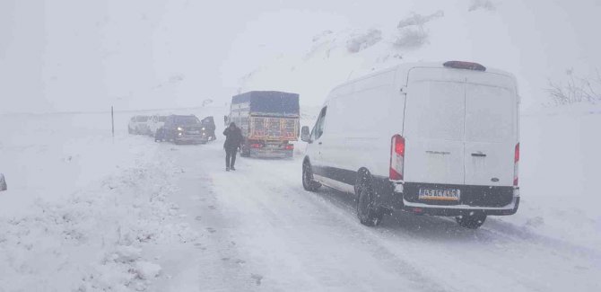 Yoğun kar, sis ve tipiden dolayı onlarca araç yolda kaldı