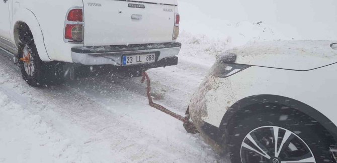 Yoğun kar, sis ve tipiden dolayı onlarca araç yolda kaldı