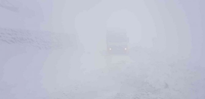 Yoğun kar, sis ve tipiden dolayı onlarca araç yolda kaldı