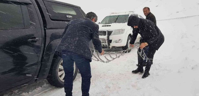 Yoğun kar, sis ve tipiden dolayı onlarca araç yolda kaldı