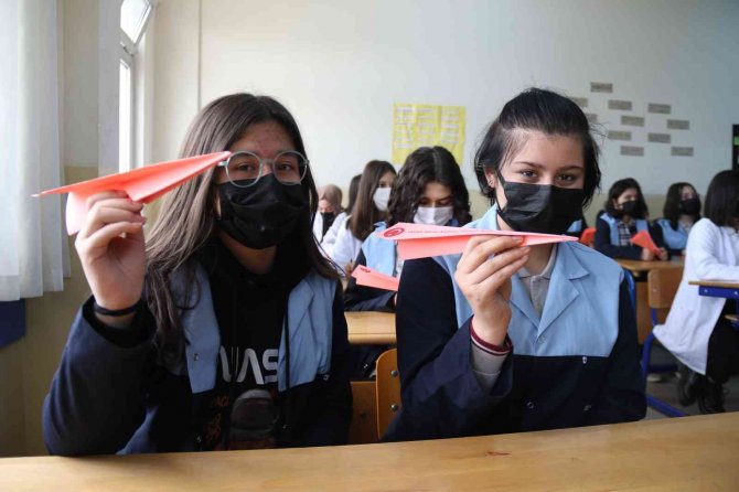 Dünya Havacı Kadınlar Haftası’nda gökyüzüne pembe kâğıttan uçaklar fırlatıldı