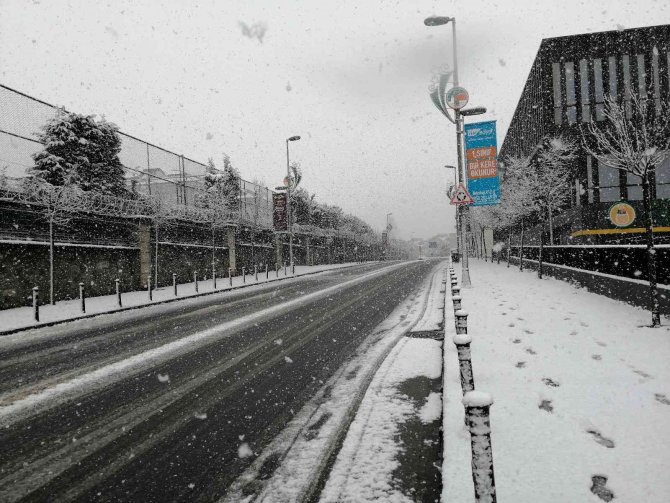 İstanbul’da Anadolu Yakasında kar yağışı etkisini sürdürüyor