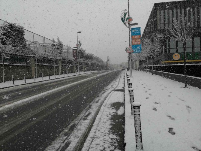 İstanbul’da Anadolu Yakasında kar yağışı etkisini sürdürüyor