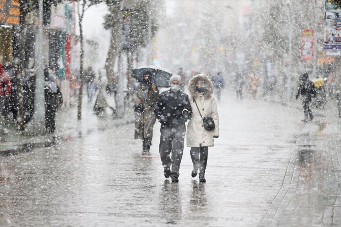 Sakarya ve Kocaeli'de kar yağışı etkili oluyor