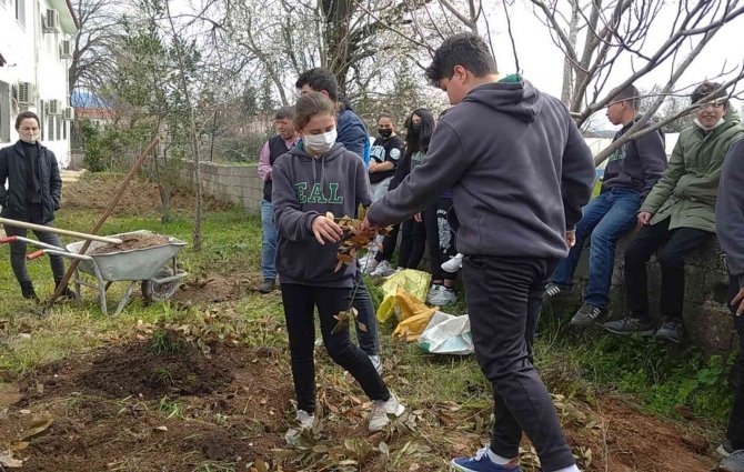Öğrencilere kompost gübre yapımı eğitimi