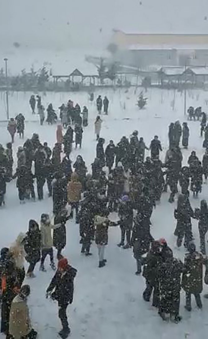 Yüzlerce öğrenci kar tatili haberini halay çekerek kutladı
