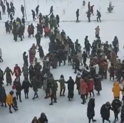 Yüzlerce öğrenci kar tatili haberini halay çekerek kutladı