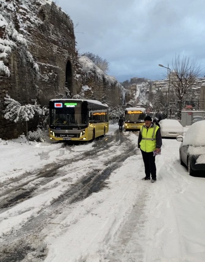3 İETT otobüsü kardan dolayı yolda kaldı