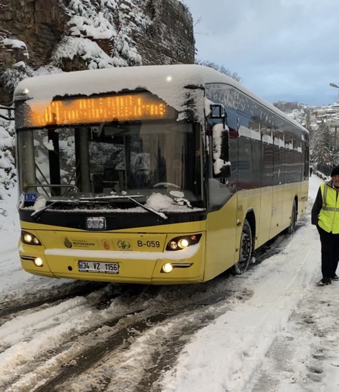 3 İETT otobüsü kardan dolayı yolda kaldı