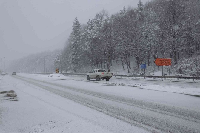 Bolu Dağı’nda kar şiddetini artırdı