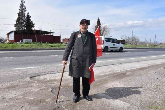 Elinde bastonuyla İzmir’den Çanakkale’ye yürüyor