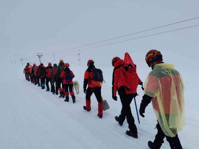 Gerçeği aratmayan çığda arama kurtarma tatbikatı