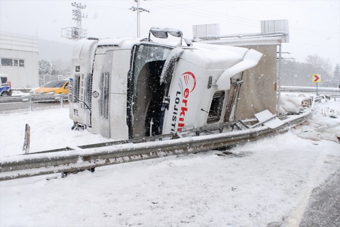 İstanbul'da kar yağışı kazalara neden oldu