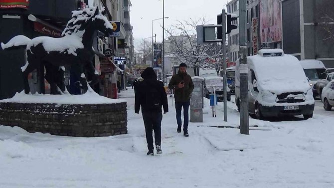 Kars’ta kar yağışı sürüyor