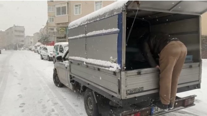 Kaygan zeminde araçlar kaydı, sürücüler zor anlar yaşadı