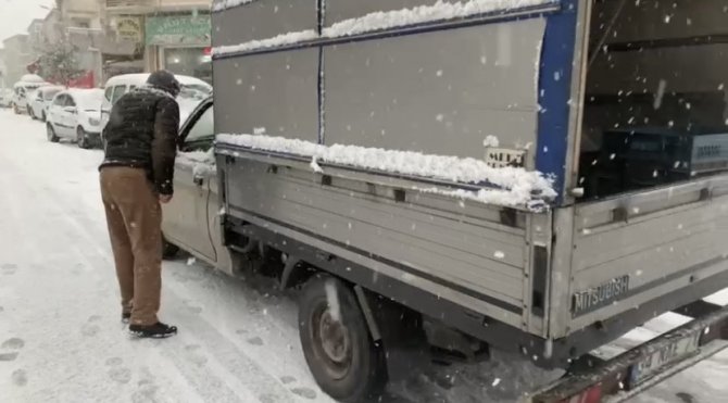 Kaygan zeminde araçlar kaydı, sürücüler zor anlar yaşadı