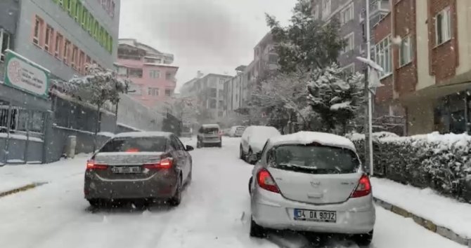 Kaygan zeminde araçlar kaydı, sürücüler zor anlar yaşadı