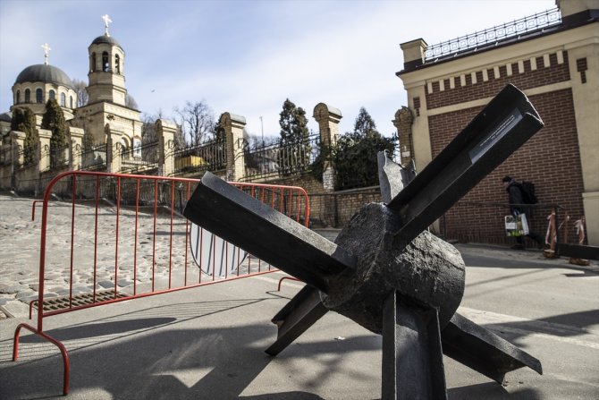 Nazilere karşı kullanılan demir kirpiler, Kiev’de Ruslara karşı sokaklara yerleştirildi