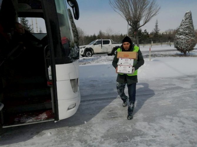 Konya Büyükşehir’den yolda bekleyen sürücülere kumanya