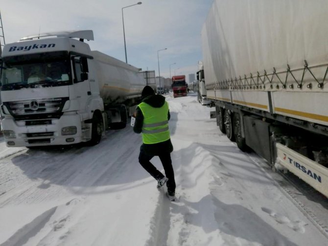 Konya Büyükşehir’den yolda bekleyen sürücülere kumanya