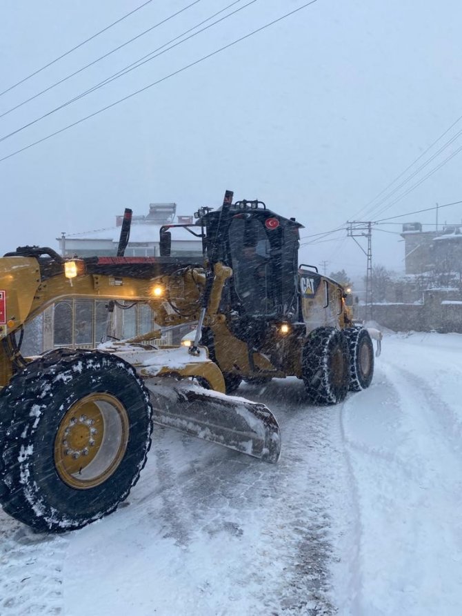 Nevşehir’de kar yağışı ulaşımda aksamalara neden oluyor