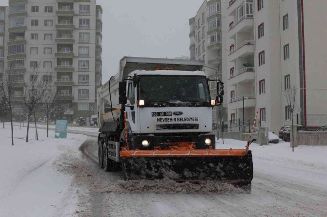 Nevşehir’de karla mücadele çalışmaları aralıksız sürüyor