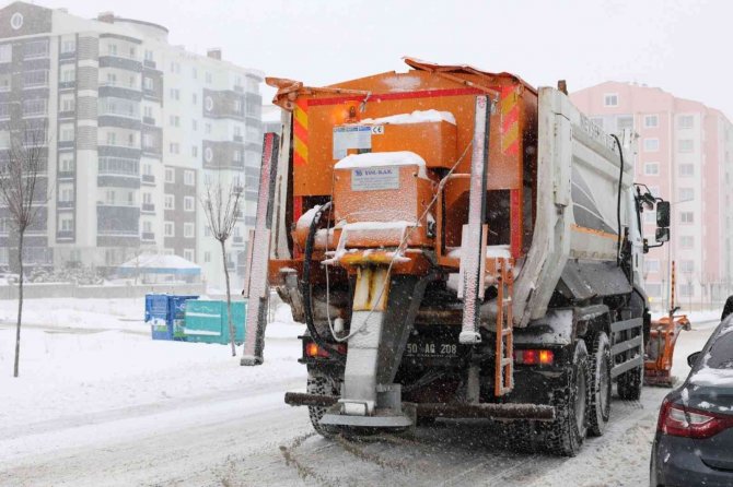 Nevşehir’de karla mücadele çalışmaları aralıksız sürüyor