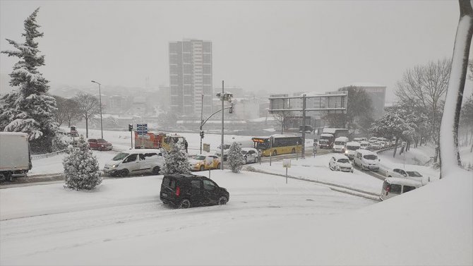 Toplu taşıma araçları ve otomobiller karlı yollarda kaldı