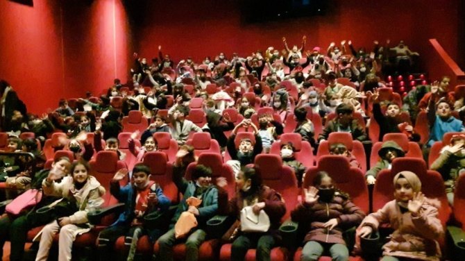 9 bin öğrenci sinema salonunda tarihe tanıklık etti