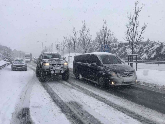 Beykoz’da yoğun kar yağışıyla araçlar yolda kaldı, sürücüler zor anlar yaşadı