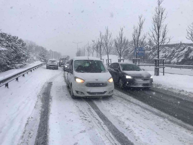 Beykoz’da yoğun kar yağışıyla araçlar yolda kaldı, sürücüler zor anlar yaşadı