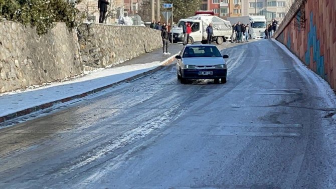 Karabük'te buzlanan yollarda trafik kazaları meydana geldi