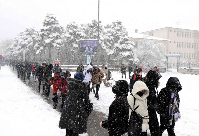 Kar yağışı sürücülere çile çocuklara eğlence oldu