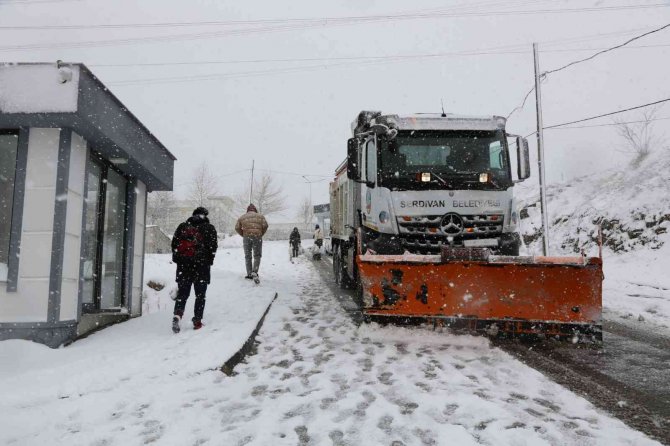 Serdivan’da ekipler kar mesaisinde