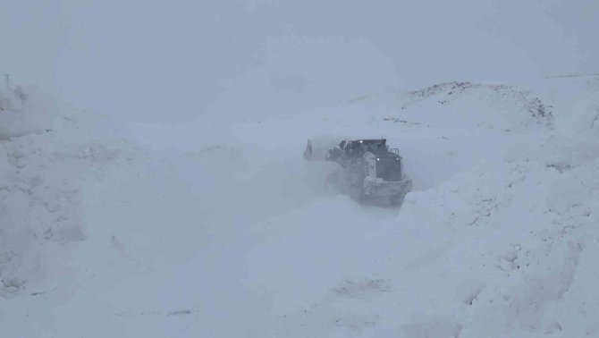 Hakkari’de 160 köy ve mezra yolu ulaşıma kapandı