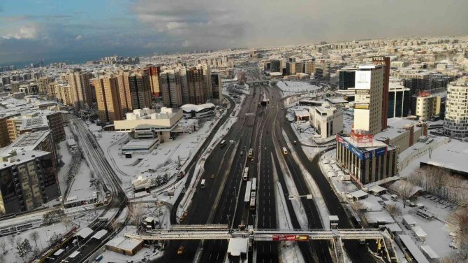 İstanbul’a kar yağdı yollar boş kaldı