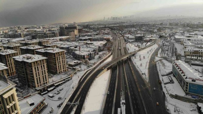 İstanbul’a kar yağdı yollar boş kaldı