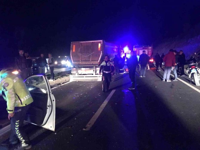 Kazaya müdahale eden polis memuru kamyonun altında kaldı