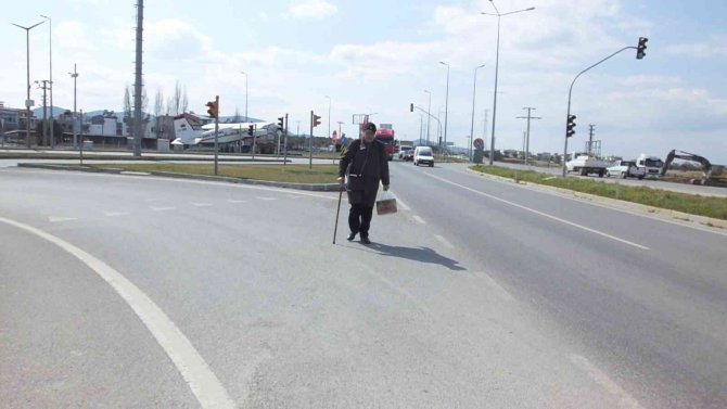 Ninesinin vasiyeti için elinde bastonuyla Çanakkale’ye yürüyor