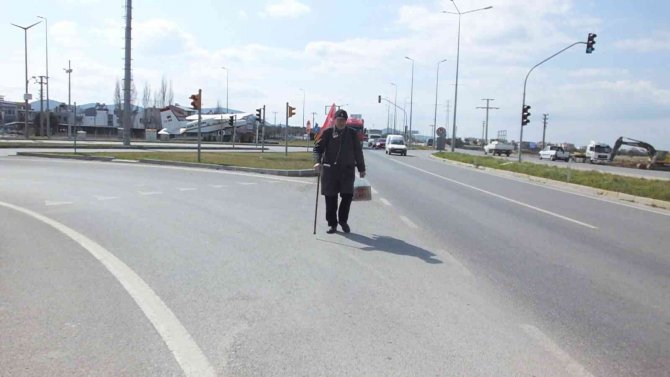 Ninesinin vasiyeti için elinde bastonuyla Çanakkale’ye yürüyor