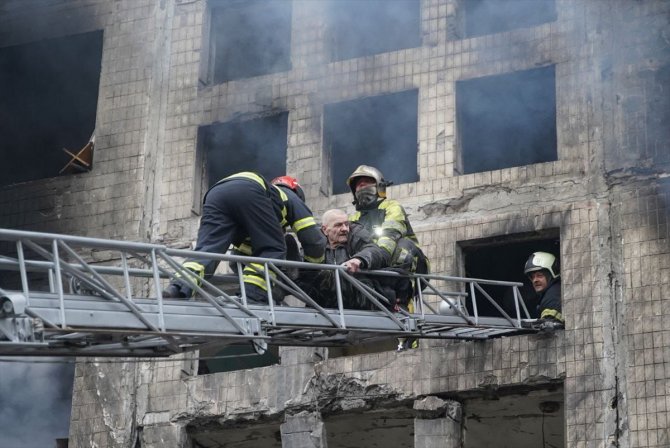 Kiev'de top mermisinin 9 katlı apartmana isabet etmesi sonucu 2 sivil öldü