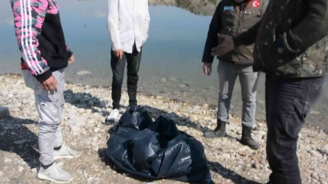 Adrenalin olsun diye şişme yatakla baraj gölüne girdiler