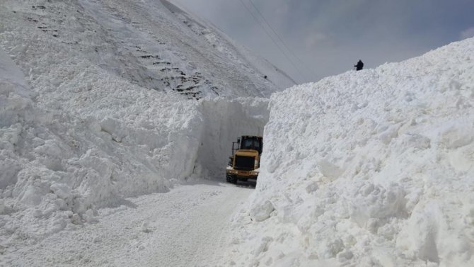 Van’ın Başkale ilçesinde yola çığ düştü