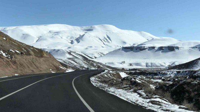 Beyaza bürünen dağlar kartpostallık görüntüler oluşturdu