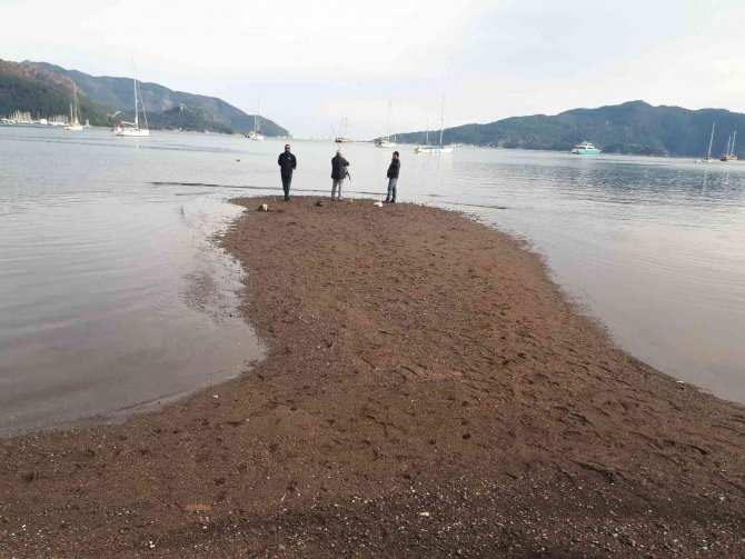 Marmaris’te deniz çekildi