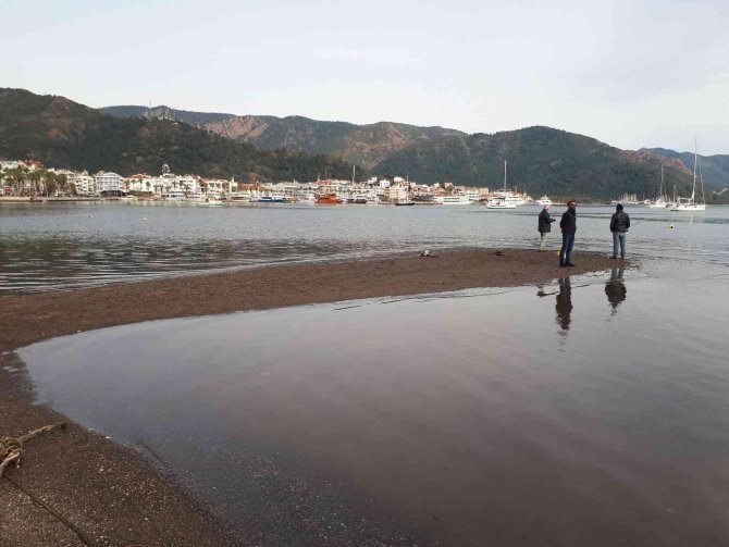 Marmaris’te deniz çekildi