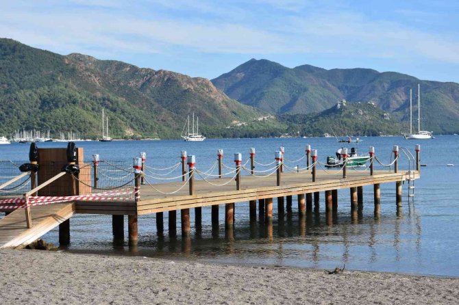 Marmaris’te deniz çekildi